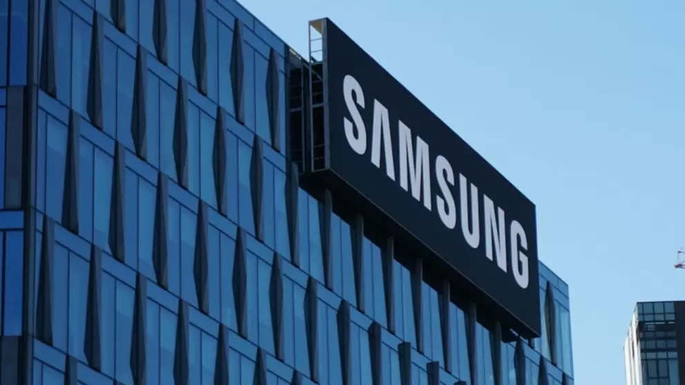 Edificio de Samsung en México con banderas ondeando