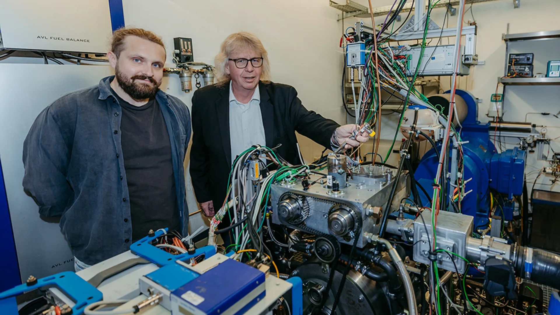 Aristidis Dafis y Hermann Rottengruber con el motor experimental de un cilindro en la Universidad de Magdeburgo