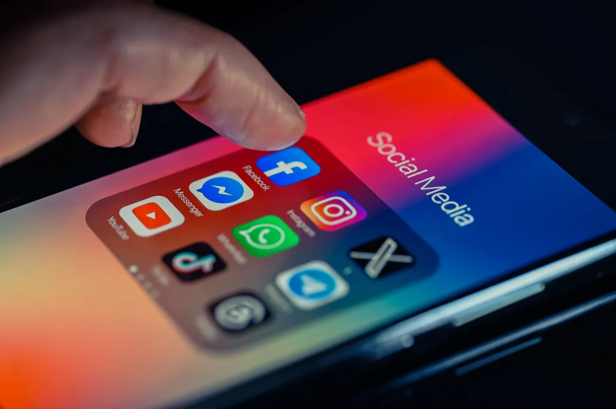 Iconos de redes sociales en un smartphone