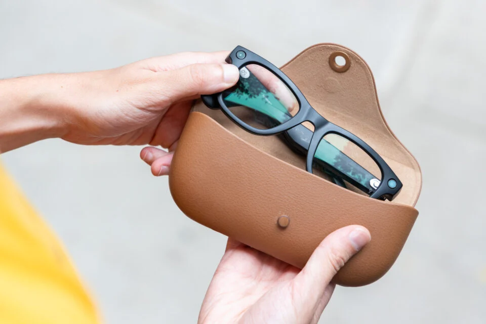 Gafas inteligentes Ray-Ban Meta sobre superficie oscura