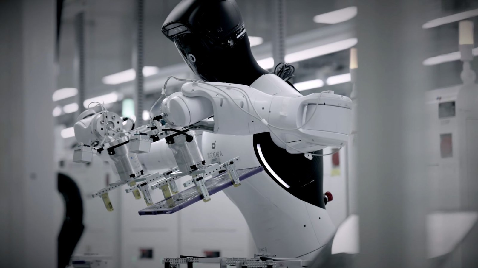 Robot humanoide industrial trabajando en una línea de producción