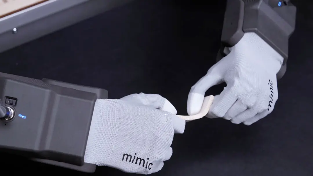Mano robótica Mimic Hand M1 sosteniendo un objeto con precisión