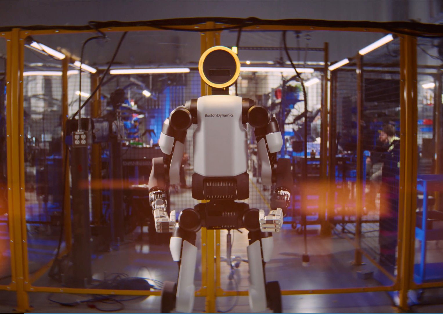 Robot humanoide Atlas de Boston Dynamics en una planta de manufactura