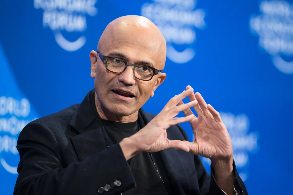 Satya Nadella, CEO de Microsoft, durante una presentación pública