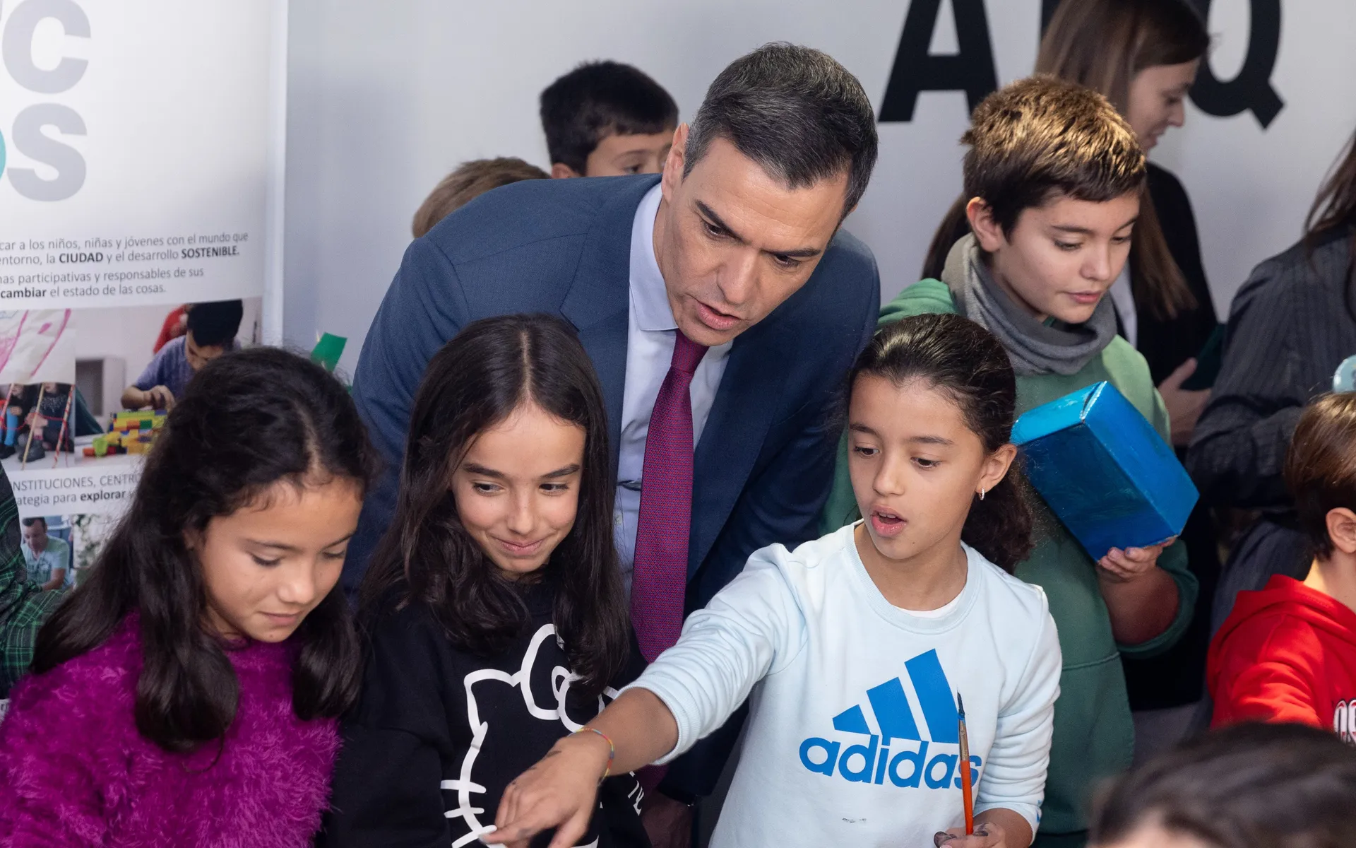 El presidente de España, Pedro Sánchez, promotor de regular la IA para proteger a las infancias.