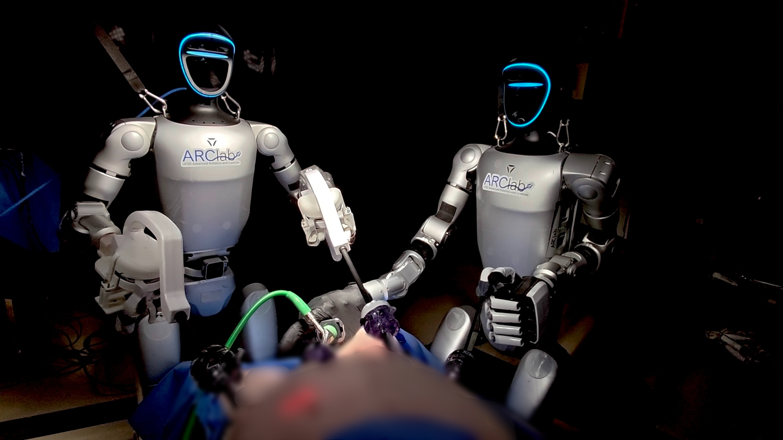 Robot humanoide en un quirófano junto a personal médico