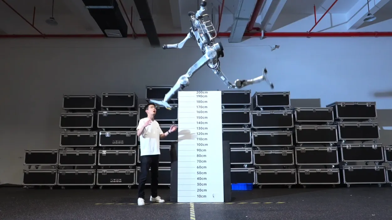 El robot humanoide 'Superman' de Unitree en pleno salto durante una demostración