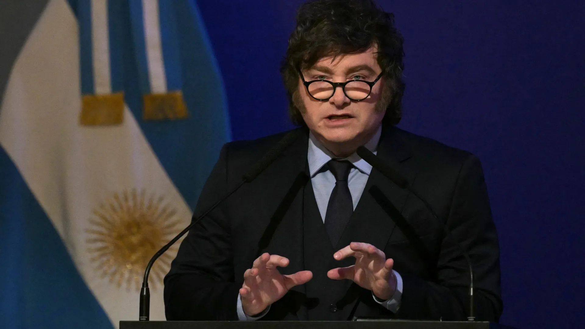 Edificio del Congreso argentino con íconos de data centers superpuestos