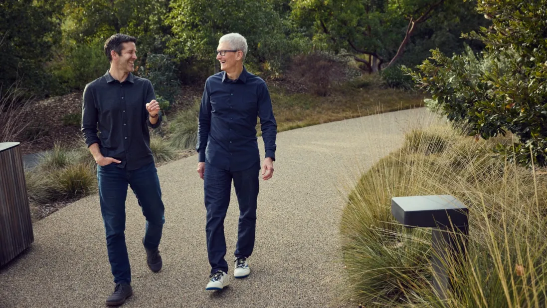 Tim Cook y John Ternus en un evento de Apple