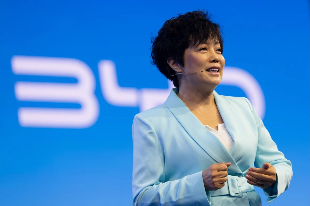 Robot humanoide de BYD en showroom Di Space