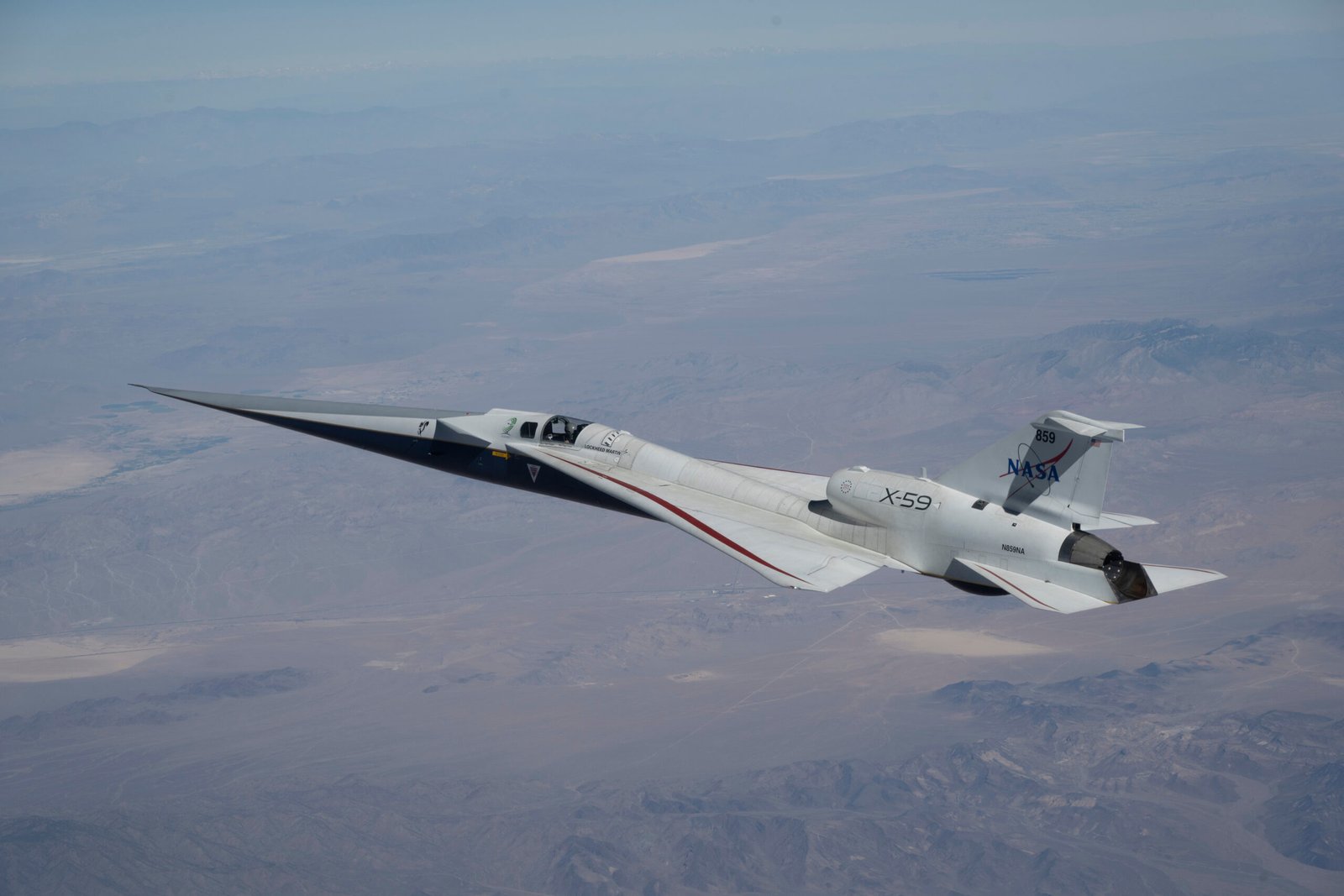 El avión experimental X-59 de la NASA durante su primer vuelo supersónico