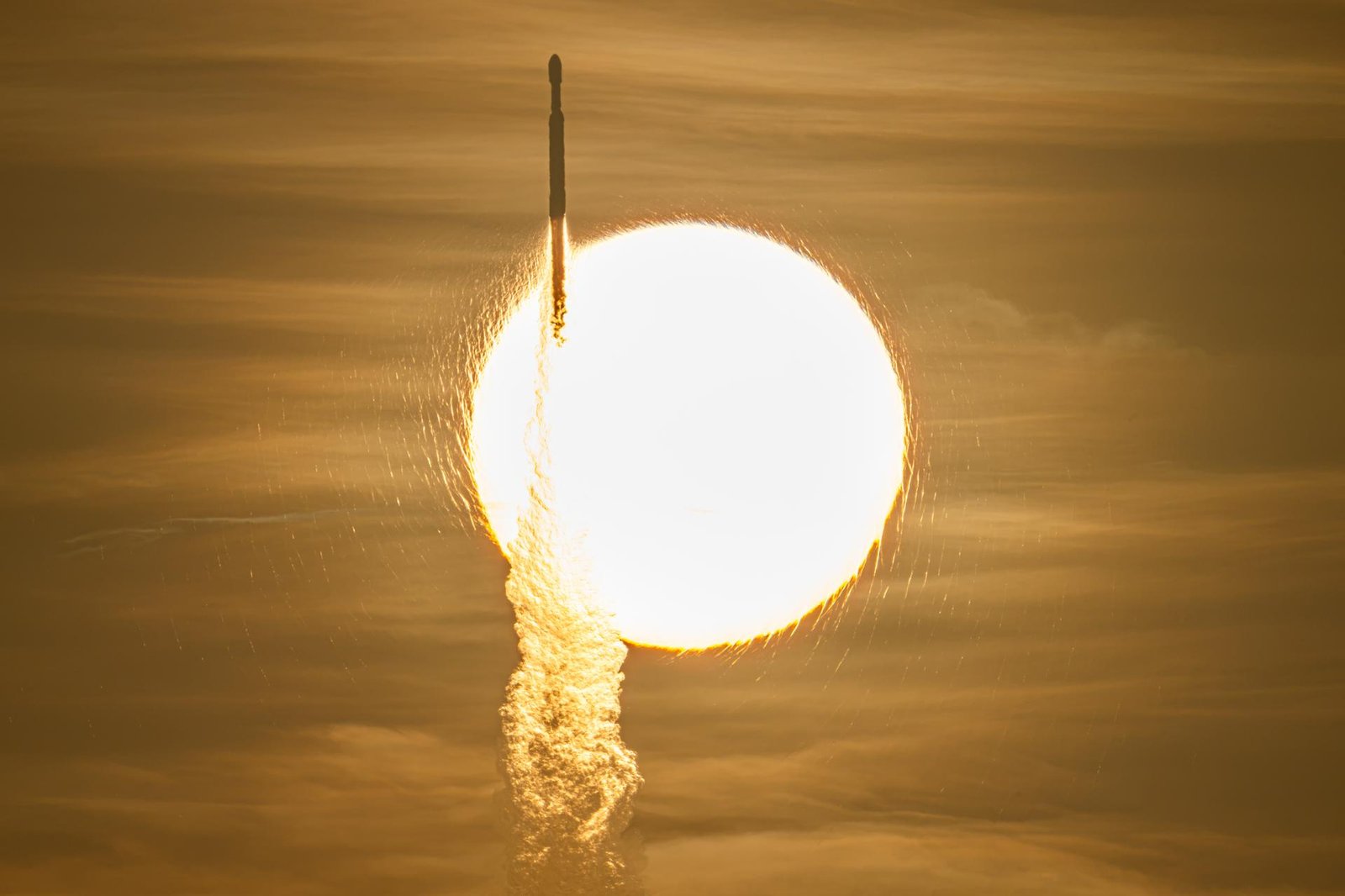 Cohete Falcon Heavy despegando con el telescopio espacial Nancy Grace Roman a bordo