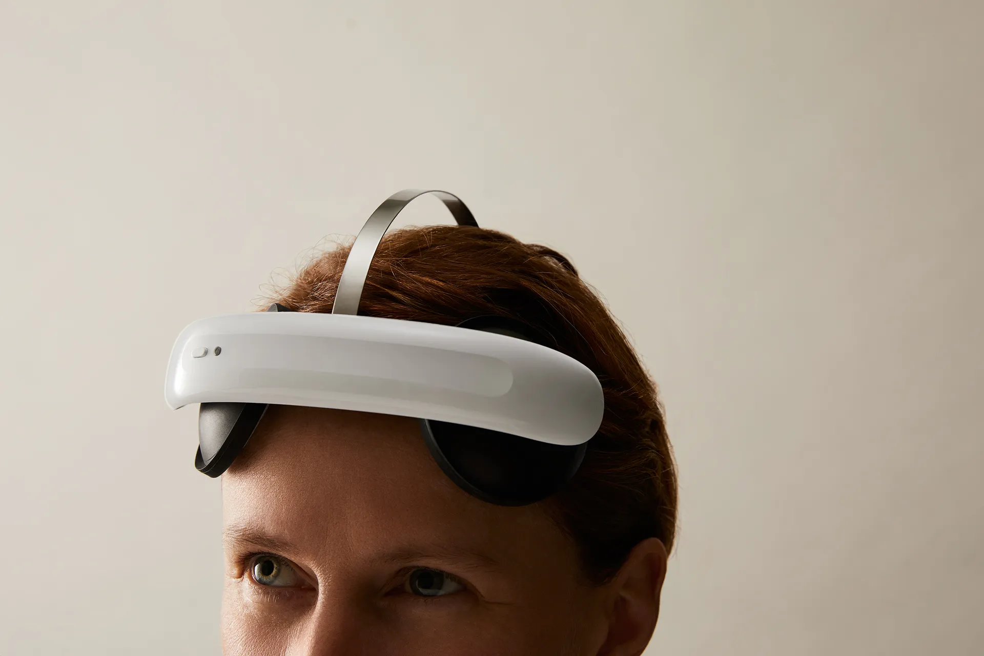 Casco FL-100 de Flow Neuroscience, tratamiento de estimulación cerebral para la depresión que se usa en casa